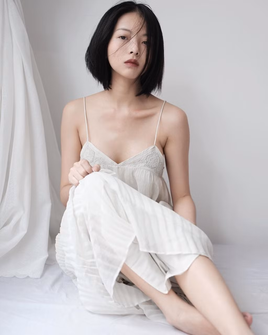 Trên Instagram, Yu Dương gây ấn tượng nhờ hàng loạt tấm ảnh gợi cảm, cuốn hút. Gương mặt khả ái, lạnh lùng, thần thái đúng chuẩn con nhà nòi nghệ thuật, Yu Dương sở hữu một lượng follow đông đảo.