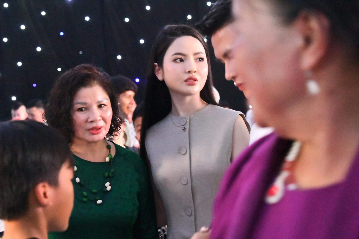 Xuất hiện tại rạp cưới Đoàn Văn Hậu, nhan sắc của bạn gái Quang Hải khiến netizen chú ý khi gương mặt trái xoan, làn da căng bóng mỗi khi livestream nay lại có đôi chút khác lạ. Ảnh: PH