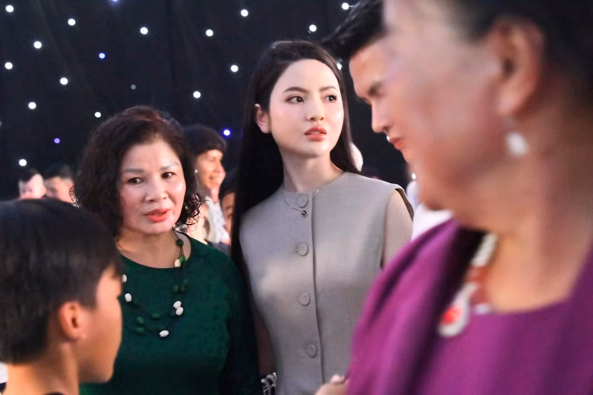 Xuất hiện tại rạp cưới Đoàn Văn Hậu, nhan sắc của bạn gái Quang Hải khiến netizen chú ý khi gương mặt trái xoan, làn da căng bóng mỗi khi livestream nay lại có đôi chút khác lạ. Ảnh: PH