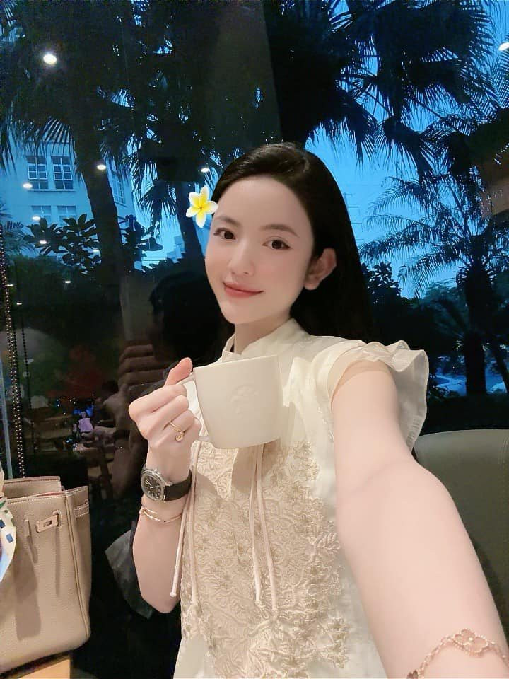 Dù có gương mặt lọt cam thường có nét bầu bĩnh hơn trên MXH nhưng ai cũng phải công nhận Chu Thanh Huyền có làn da trắng sáng và căng bóng chẳng khác gì lúc livestream.