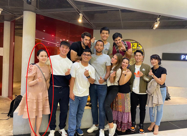 Có thể thấy, ngoài việc khen vợ xinh thì trong câu nói của Duy Mạnh cũng có tí gọi là ghen tuông hờn dỗi, thấy vợ xinh cũng lo lắng ít nhiều những vệ tinh xung quanh.