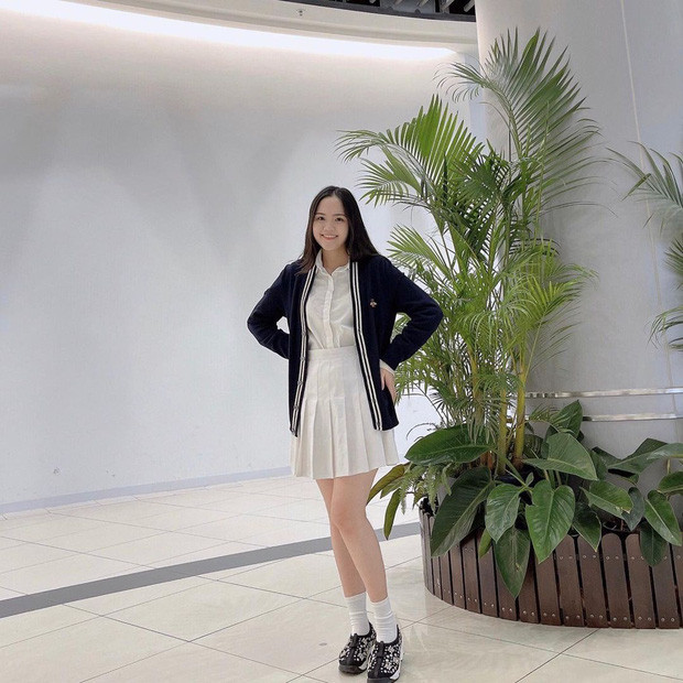 Để đáp trả màn dịp hàng của chồng, mới đây vợ Duy Mạnh đã đăng một bức hình diện style nữ sinh khiến dân tình tấp nập vào khen lấy khen để.