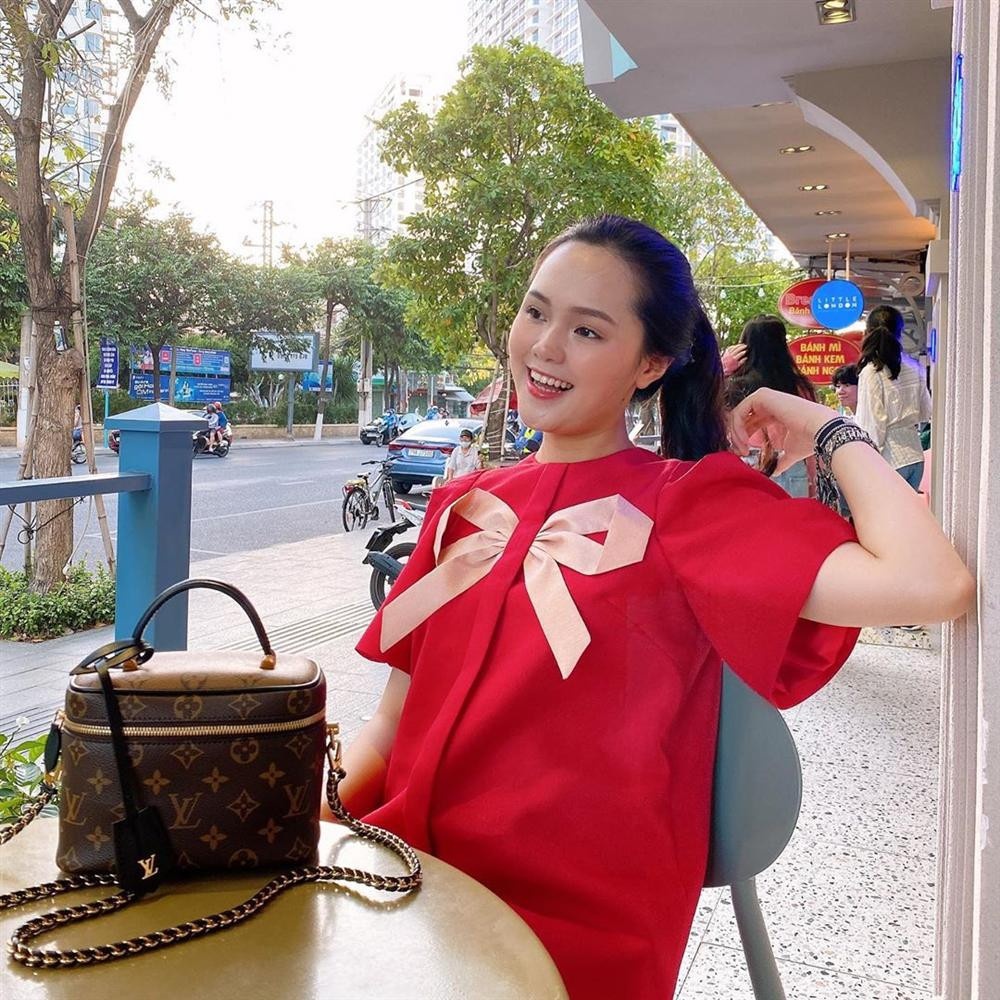 Trước khi sinh nở, vợ Duy Mạnh vẫn giữ được nhan sắc tươi tắn.