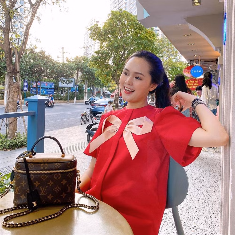 Trước khi sinh nở, vợ Duy Mạnh vẫn giữ được nhan sắc tươi tắn.