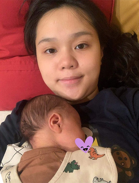 Kể từ sau khi sinh bé Ú, bà xã Duy Mạnh vẫn thường xuyên cập nhật hình ảnh của mình và con lên trang cá nhân.