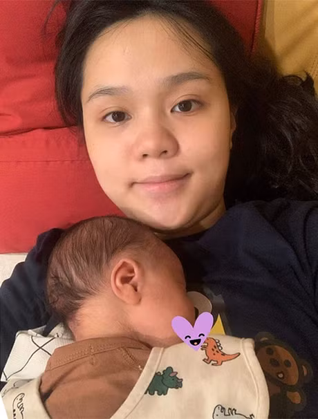 Kể từ sau khi sinh bé Ú, bà xã Duy Mạnh vẫn thường xuyên cập nhật hình ảnh của mình và con lên trang cá nhân.