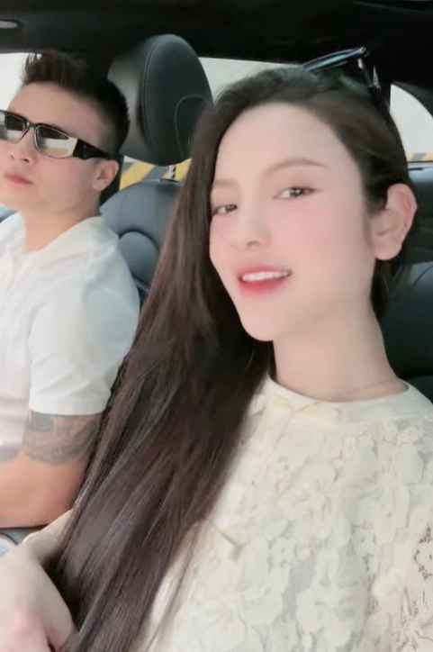 Chu Thanh Huyền còn làm biểu tượng trái tim ở bụng bầu, thể hiện niềm hạnh phúc khi sắp đón "bé Rồng" cùng Quang Hải. Cô nàng muốn cùng hội mẹ bầu trên mạng thảo luận về việc tăng cân khi mang thai.