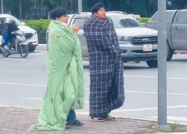 Với cái lạnh thấu xương khiến nhiều người không ngại quấn nguyên chăn bông ra đường.