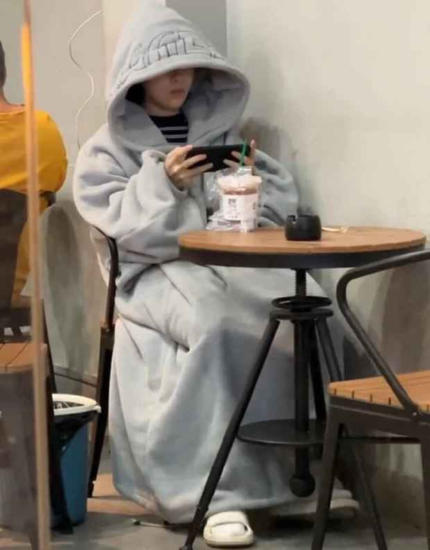 Kiểu áo hoodie khổng lồ đang "cháy hàng" vì chống rét quá hiệu quả từ đầu tới chân.