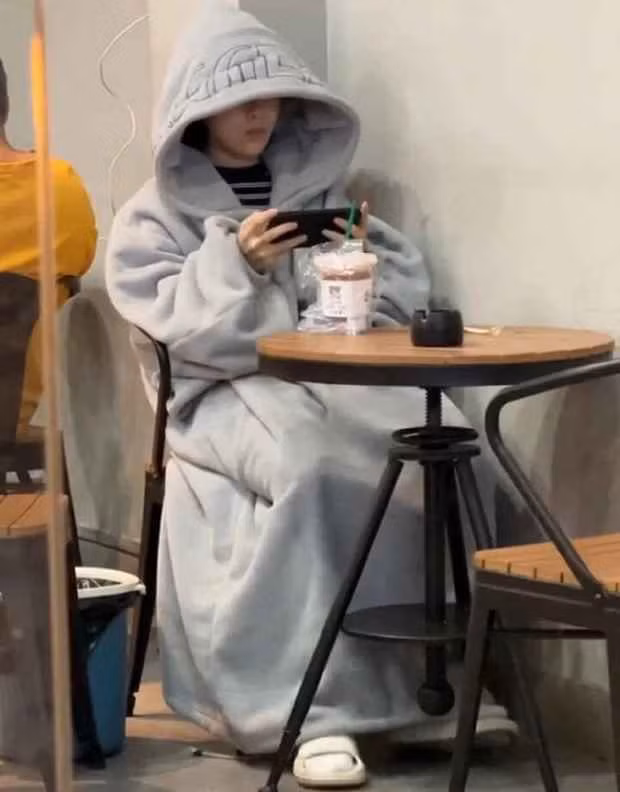 Kiểu áo hoodie khổng lồ đang "cháy hàng" vì chống rét quá hiệu quả từ đầu tới chân.