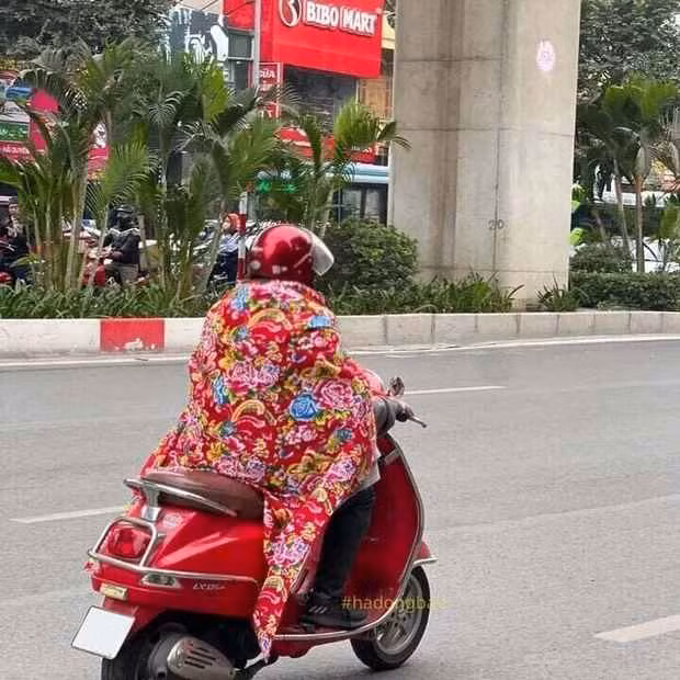 Hình ảnh nhiều người tham gia giao thông với chiếc chăn cuốn quanh người giữ ấm từng được netizen truyền tay nhau.