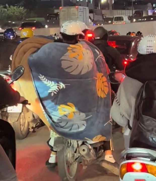 Kể cả loại chăn đại hàn siêu ấm, siêu nặng cũng được người đi xe máy "trưng dụng" để đảm bảo giữ ấm cho cơ thể khi ra đường với thời tiết hạ sâu như này.