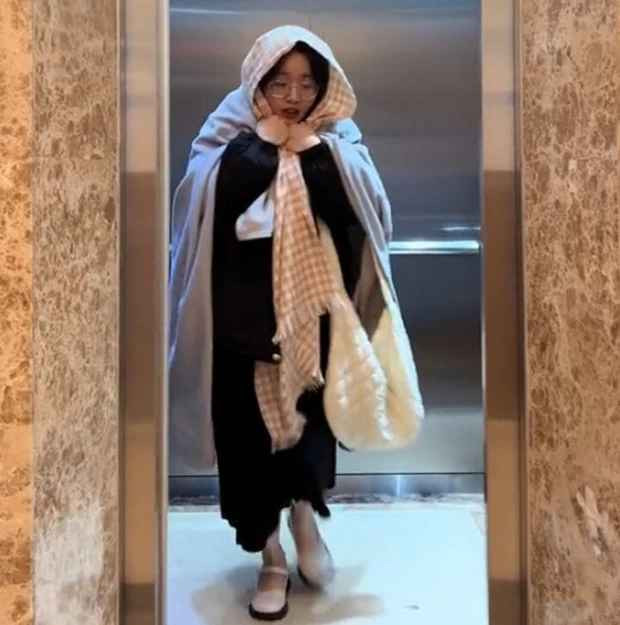 Cô gái khoe "trang phục trời lạnh dành cho ai chưa có người yêu", cần quàng đủ thứ trên người để giảm cái lạnh của sự cô đơn.