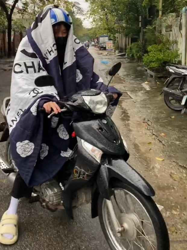 Cũng trùm chăn cưỡi xe máy ra đường nhưng chăn phải có chữ "Chanel" cho đúng chất "có tiền".