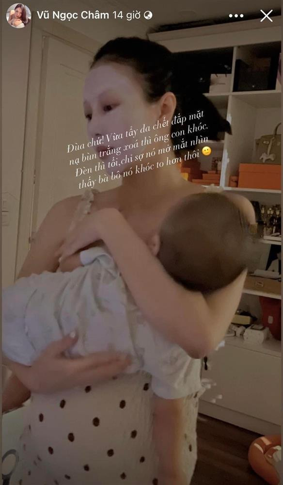 Trên story Facebook, cựu tiếp viên hàng không Vũ Ngọc Châm mới đây thu hút sự chú ý khi chia sẻ tình huống chăm con mọn.