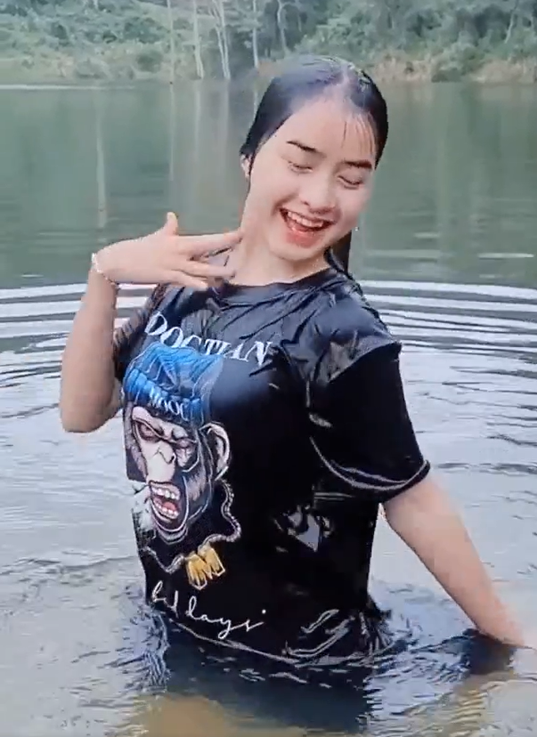 Đa số bình luận cho rằng Yona Cươn đã mất đi vẻ ngây thơ, trong sáng như những ngày đầu tiên.