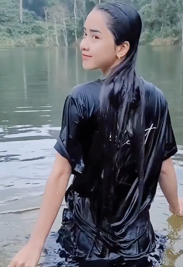 Với ngoại hình xinh xắn, dễ thương cùng những clip xoay quanh cuộc sống bình dị, Yona Cươn nhanh chóng trở thành hiện tượng mạng xã hội và là hot girl dân tộc với hơn 4 triệu người theo dõi.