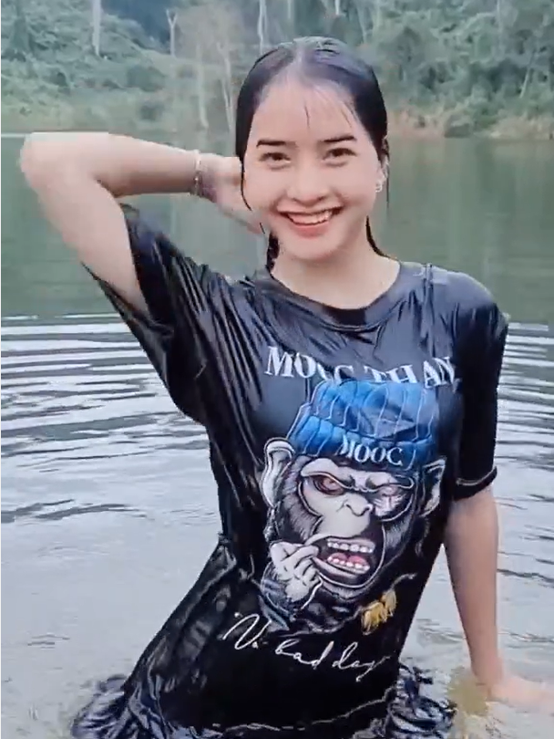 Trước đây Yona Cươn cũng từng gây tranh cãi với những video nhảy nhót, uốn éo trước mặt bố mình hay video ăn diện đẹp đẽ trong khi để mẹ mình mặc chiếc quần rách.