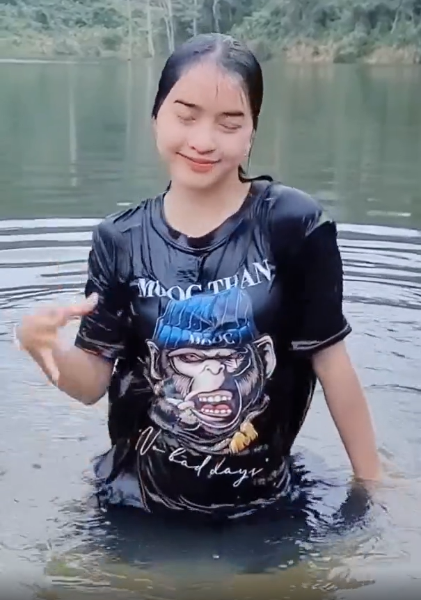 Tuy không diện trang phục quá hở hang nhưng bộ quần áo ướt sũng ôm sát người khiến không ít cư dân mạng thấy "nóng mắt" với Yona Cươn.