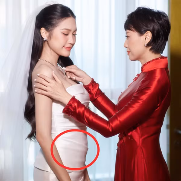 Sau đó tiểu thư Hà thành tiếp tục có những động thái củng cố chuyện này như chỉ mặc trang phục giấu dáng, chụp ảnh cận mặt,...