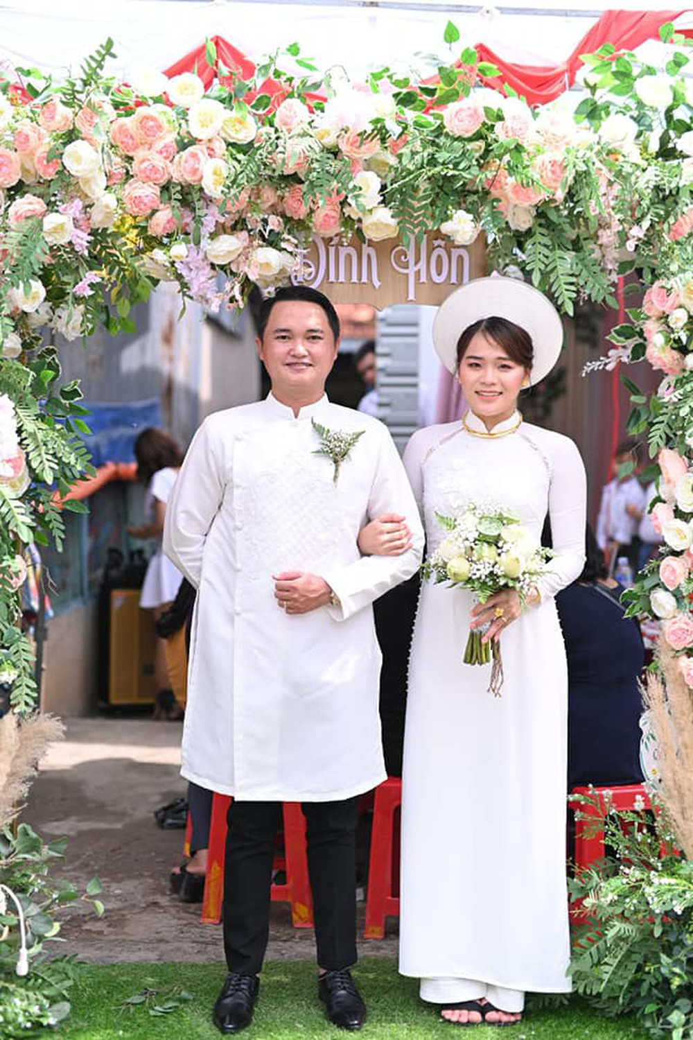 Suốt 5 tháng dịch vừa qua hai vợ chồng Ngân Thảo chỉ được nhìn thấy nhau ở khoảng cách rất xa, cách một cây cầu để đảm bảo giãn cách theo yêu cầu Bộ Y tế.