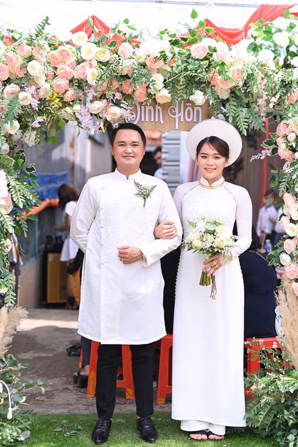 Suốt 5 tháng dịch vừa qua hai vợ chồng Ngân Thảo chỉ được nhìn thấy nhau ở khoảng cách rất xa, cách một cây cầu để đảm bảo giãn cách theo yêu cầu Bộ Y tế.