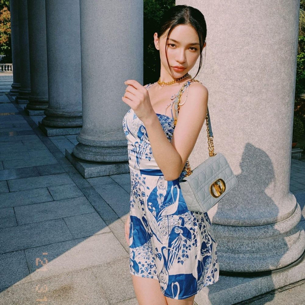 Đặc biệt chiếc áo lụa của gái xinh ngành điều dưỡng thu hút ánh nhìn khi để lộ khoảng hở đầy quyến rũ.