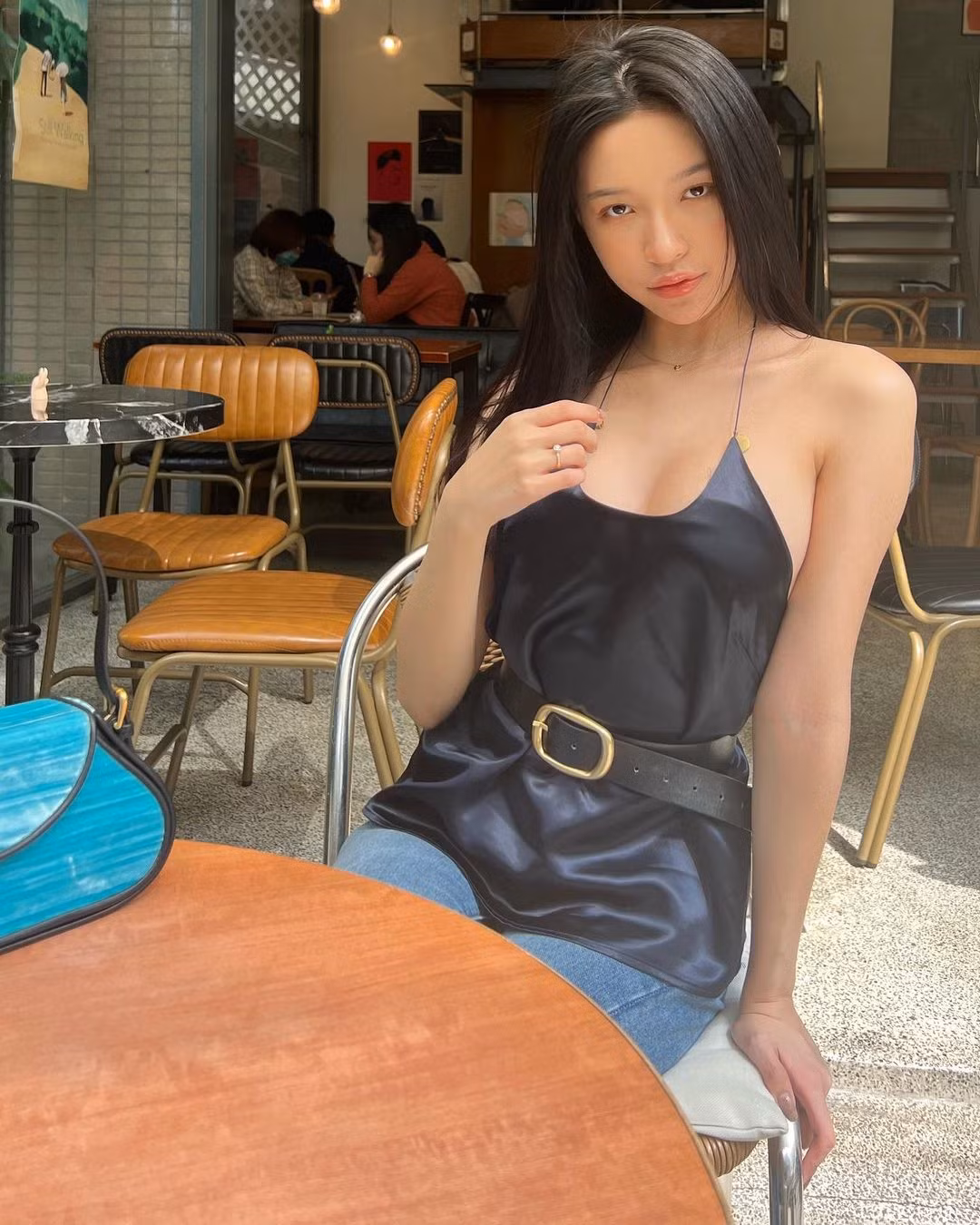 Qin Han cùng người chị em song sinh Ling Han là hai người mẫu Đài Loan, Trung Quốc nhận được nhiều sự quan tâm của cư dân mạng.