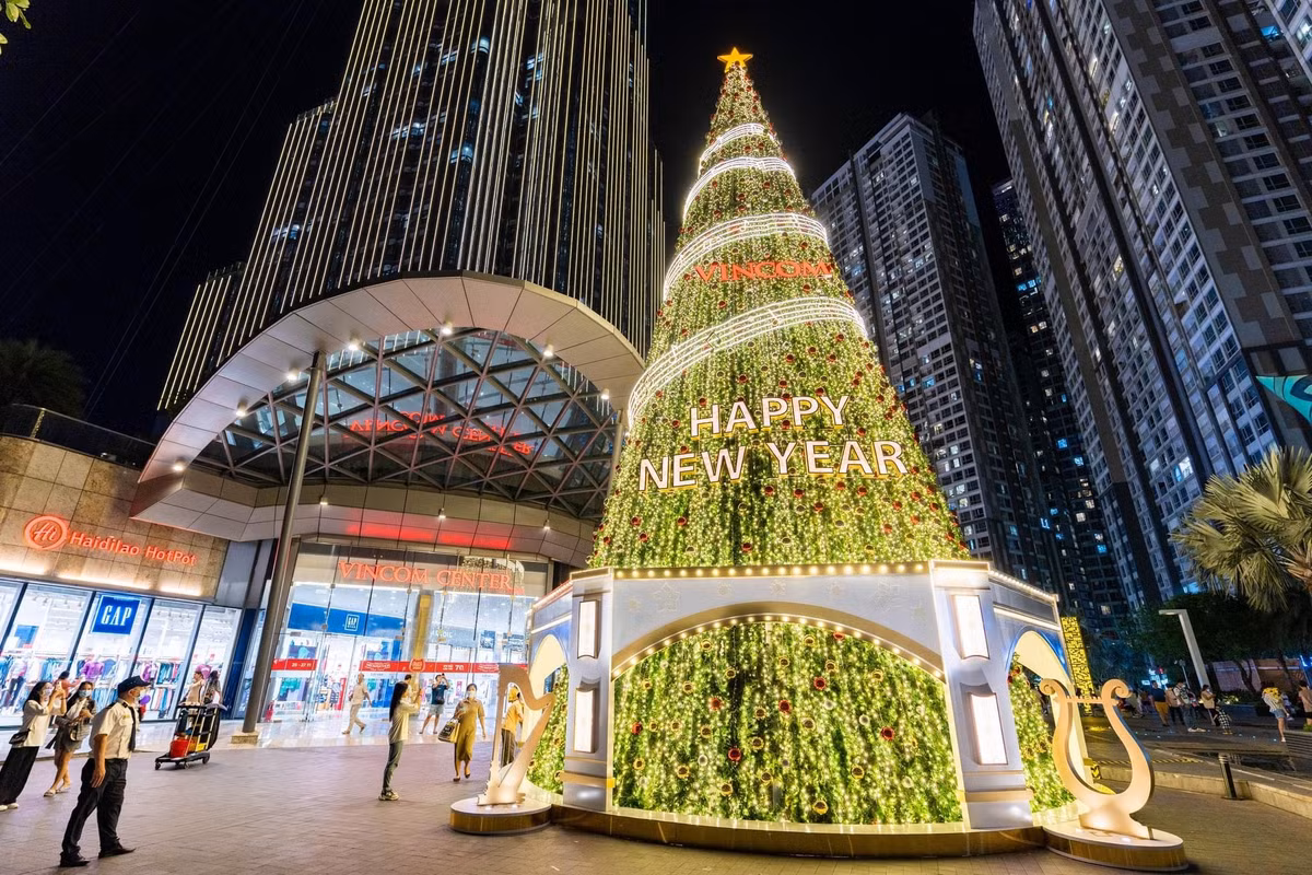Tại Hà Nội, dù rất Giáng Sinh đã qua nhưng những cây thông ở các TTTM như ở Nguyễn Chí Thanh, Time City hay Royal City thu hút sự chú ý của nhiều người, đặc biệt là các bạn trẻ.