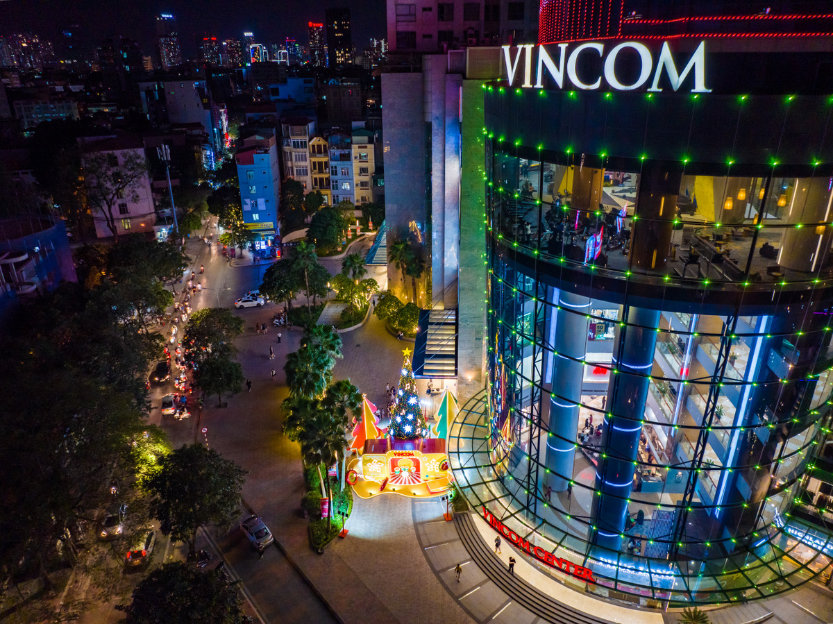 Toàn cảnh TTTM với cây thông làm điểm nhấn ở đại sảnh.