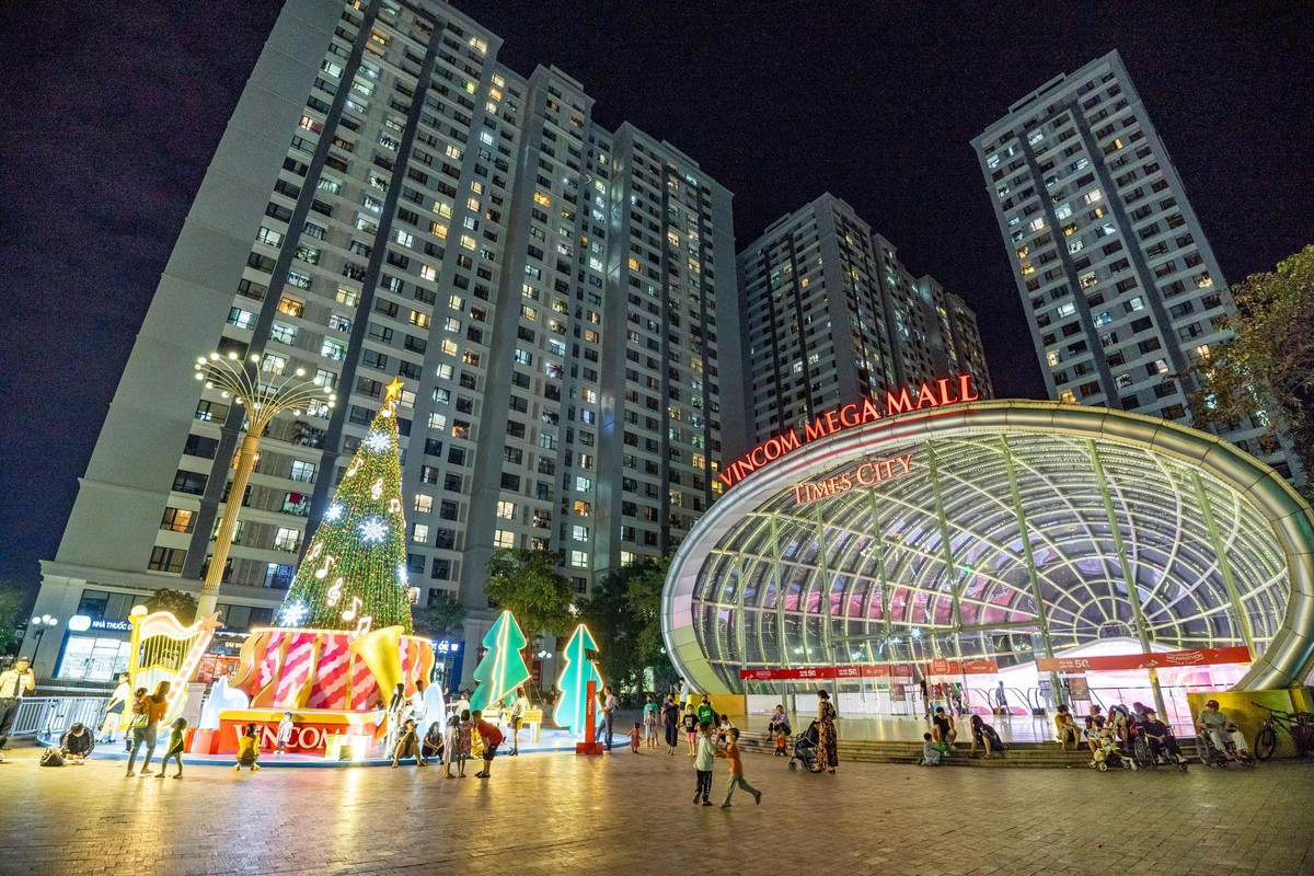 Theo chia sẻ của các quản lý TTTM, các cây thông sẽ được lưu lại trước khi có được thay thế bằng những tiểu cảnh chào năm mới 2023.