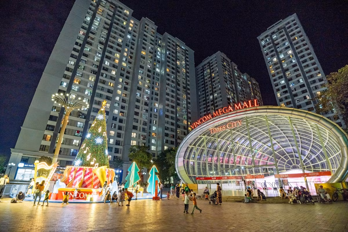 Theo chia sẻ của các quản lý TTTM, các cây thông sẽ được lưu lại trước khi có được thay thế bằng những tiểu cảnh chào năm mới 2023.