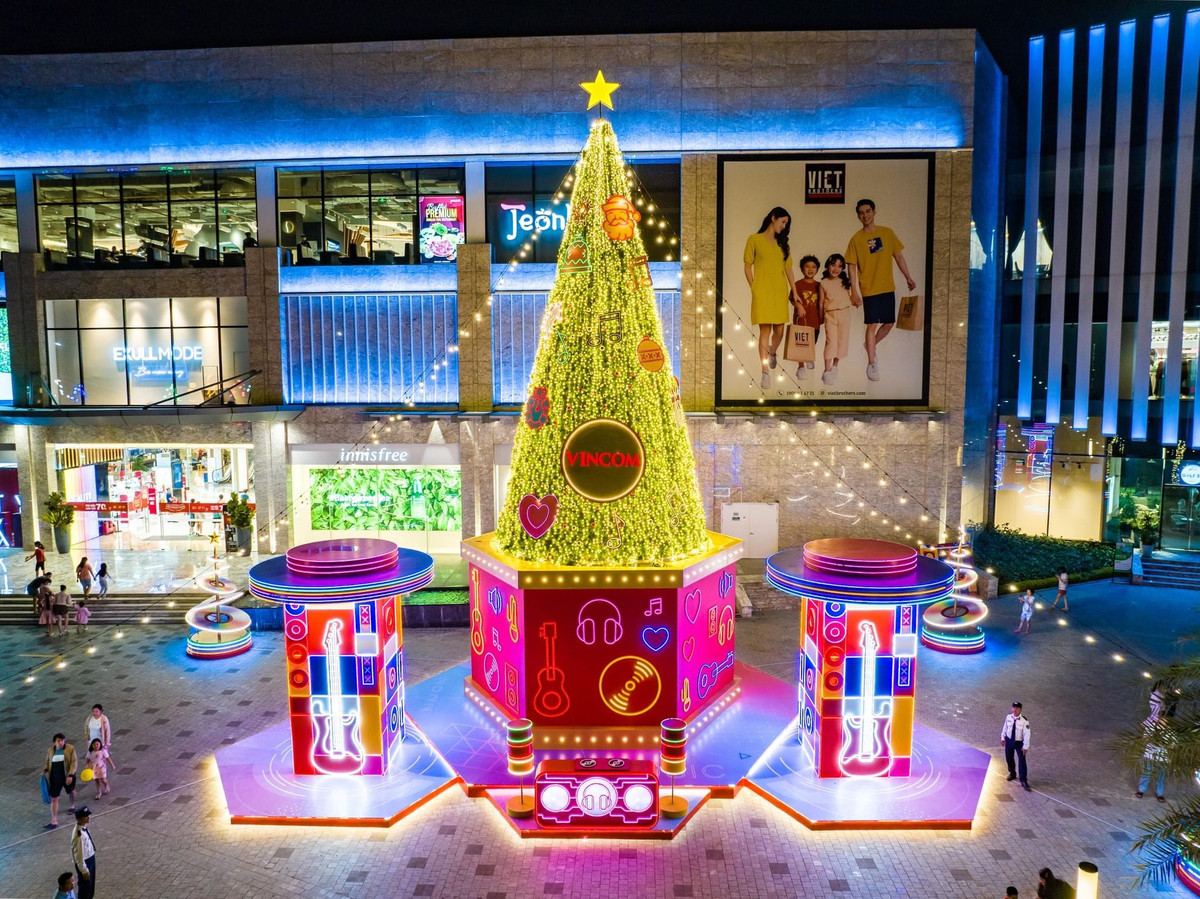 Mỗi cây thông khủng lồ tại các TTTM được trang trí hoành tráng.