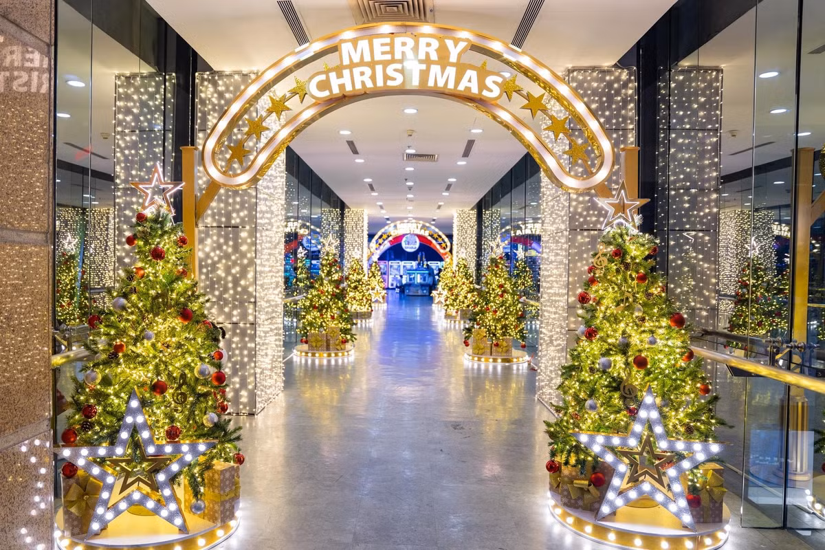 Không chỉ có cây thông phía ngoài sảnh chính mà từng gian hàng bên trong TTTM cũng tràn ngập không khí Giáng Sinh bằng những cây thông nhỏ hơn.