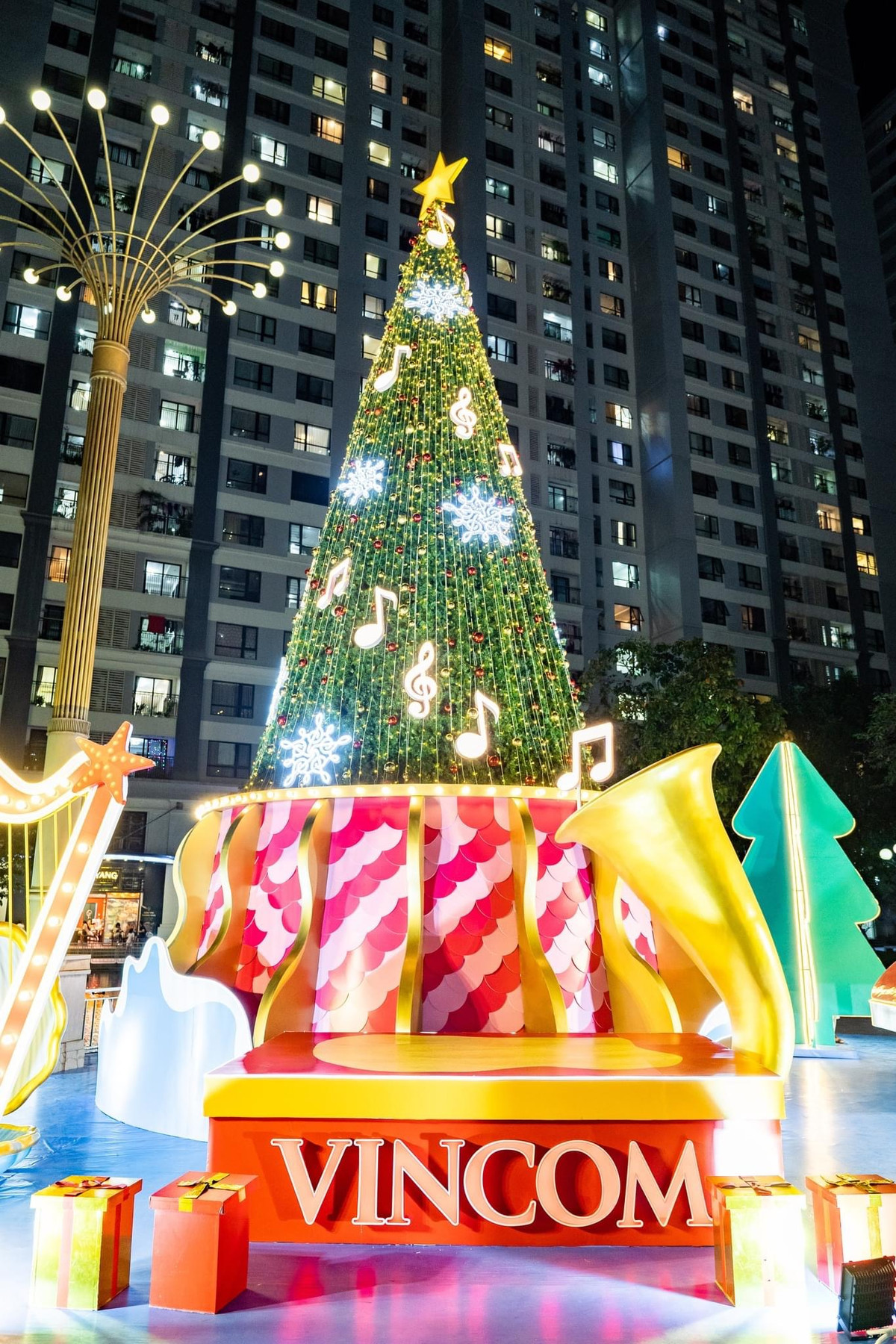 Được trang hoàng đầy màu sắc và ánh sáng, cây thông phía ngoài TTTM này thu hút sự chú ý của nhiều vị khách.