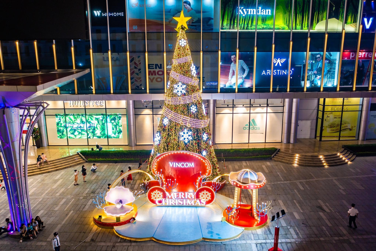 Cây Thông khủng lồ bên ngoài TTTM ở Hà Nội.