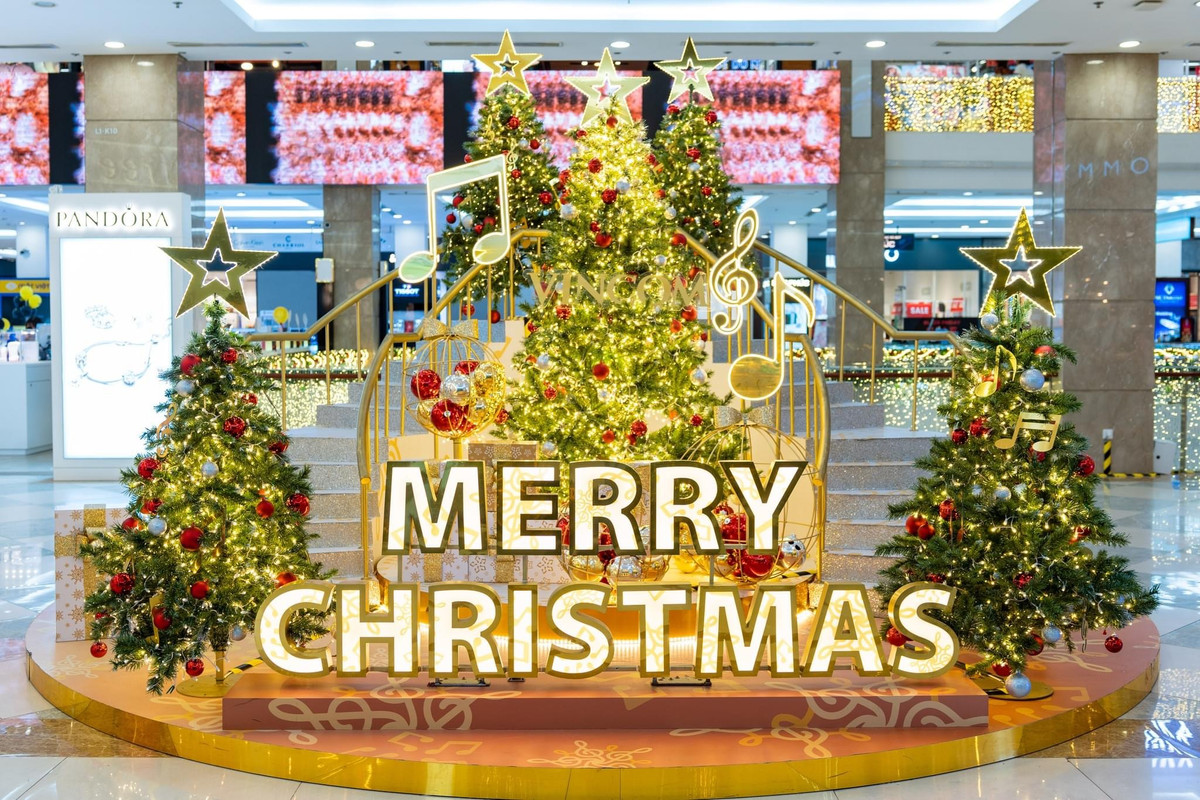 Dạo qua một vòng các TTTM ngày sau Giáng Sinh không ít các bạn trẻ vẫn tranh thủ lưu lại chút không khí của ngày lễ.