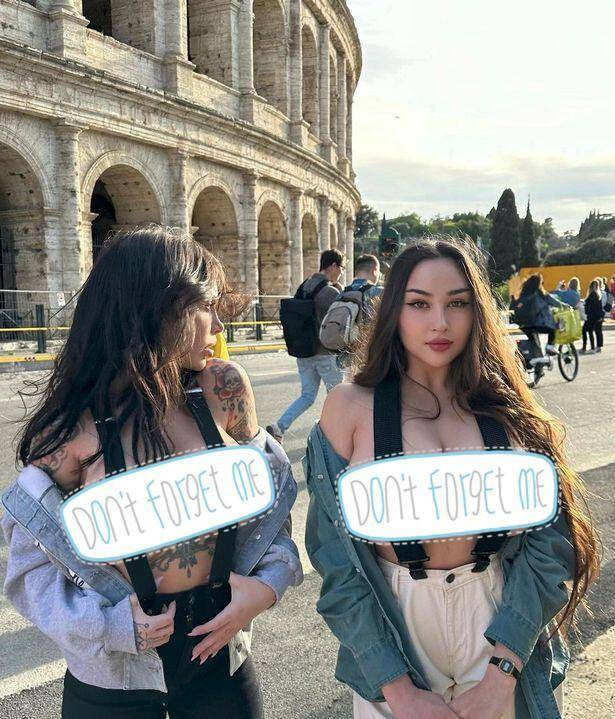 Cả hai cô gái hoàn toàn phớt lờ những ánh nhìn của người xung quanh và vô tư tạo dáng tại địa danh nổi tiếng hàng đầu thế giới.