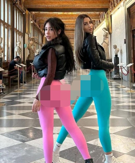 Nhưng bên cạnh lời khen đó cũng có không ít lời bình luận chỉ trích về sự phản cảm của hai cô gái. Một người dân Ý đã bình luận ngay phía dưới bài đăng rằng: “Tôi hi vọng bạn sẽ bị trừng phạt vì hành vi thiếu chuẩn mực nơi công cộng”. Hay như bình luận tiêu biểu khác của người qua đường: “Làm ơn đừng ăn mặc phản cảm như thế, đây là nơi công cộng”.