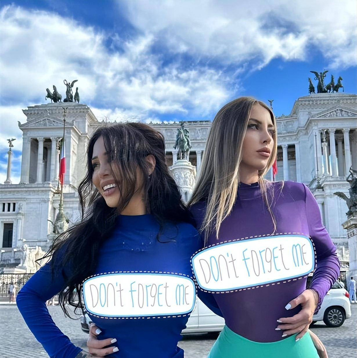 Cụ thể, trong một bức ảnh chia sẻ trên Instagram cả hai chỉ che khiêm tốn phần thân trên bằng đai quần yếm và nó gần như là nude.