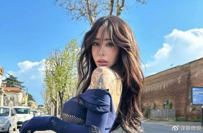 Thậm chí, bức ảnh sau khi đăng tải đã được Alessandro Draghi - một thành viên của hội đồng thành phố Florence đề nghị gỡ bỏ ngay lập tức vì cả hai không tuân thủ phải tuân thủ quy định về trang phục phù hợp khi vào Uffizi. Người này còn nhấn mạnh rằng nếu còn tiếp tục tái phạm, cả hai sẽ bị cấm vào bảo tàng. Cuối dùng do áp lực, Alessia đã phải xóa bức ảnh đó.