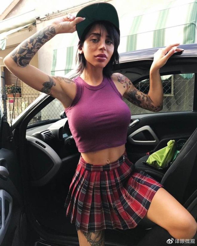 Dù đứng trước những lời bình luận tiêu cực từ cư dân mạng, cả hai đáp lại bằng nụ cười. Đây không phải là lần đầu cả hai ăn mặc thiếu tế nhị nơi công cộng.