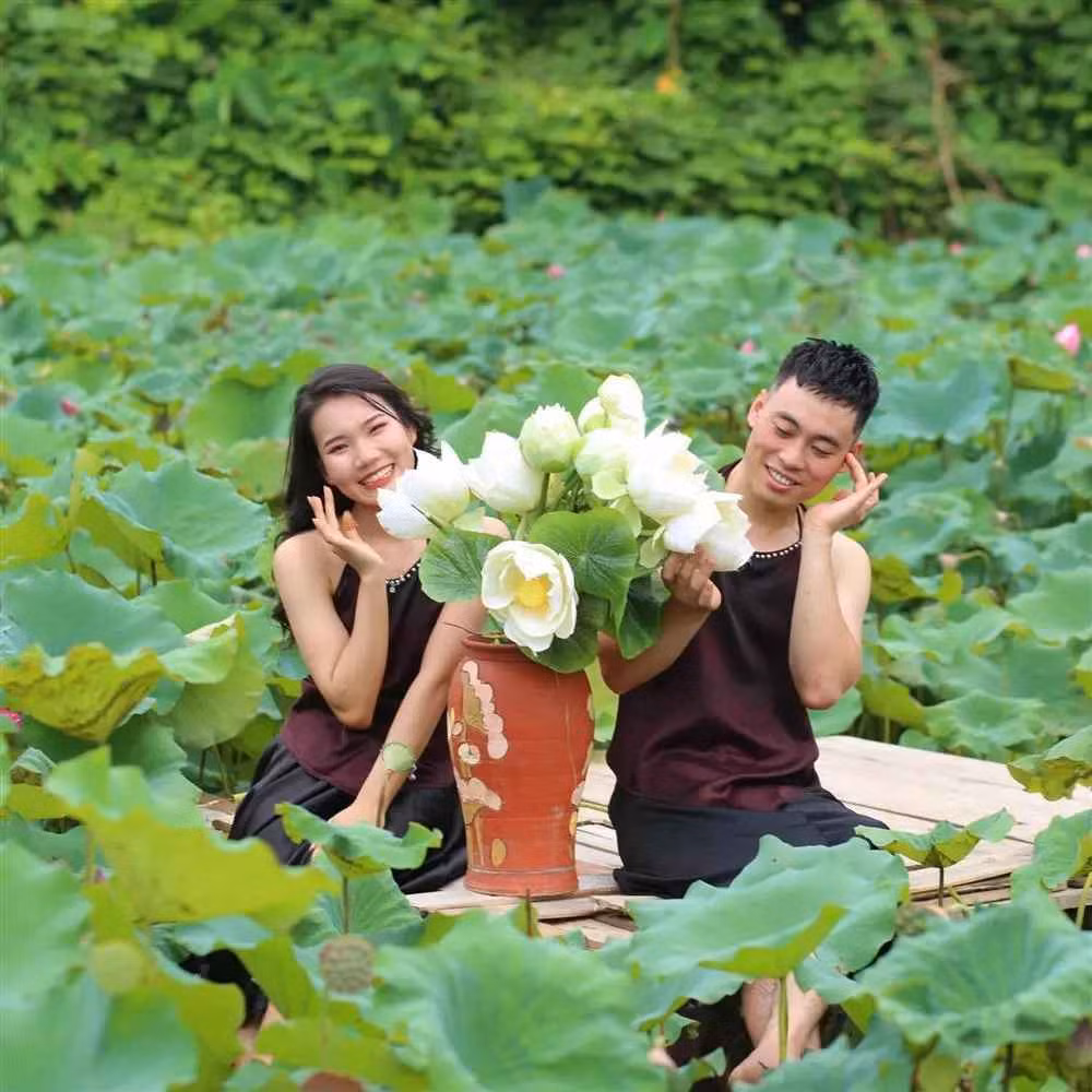 Khoác trên mình trang phục truyền thống, cô gái toát lên nét đẹp dịu dàng, nữ tính. Chàng trai cũng chẳng kém cạnh, anh còn tạo dáng "yểu điệu thục nữ" khi chụp ảnh sen khiến ai trông thấy cũng phì cười.
