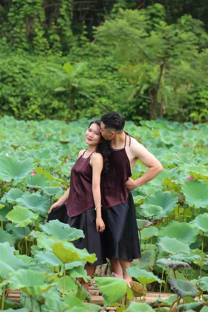 Bộ ảnh đã thu hút được rất nhiều like, thả tim. Ai cũng bày tỏ thích thú xen lẫn ngưỡng mộ với cô gái khi có một anh người yêu chiều ''hết nước chấm".