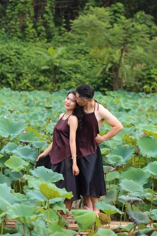 Bộ ảnh đã thu hút được rất nhiều like, thả tim. Ai cũng bày tỏ thích thú xen lẫn ngưỡng mộ với cô gái khi có một anh người yêu chiều ''hết nước chấm".