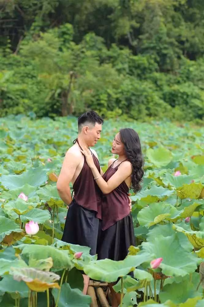 Được biết, cặp đôi trong bộ ảnh là Trang Bé và Quang Hưng. Hai người quen nhau được 1 năm nhưng vì yêu xa nên mỗi lần gặp đều muốn làm điều gì đó để có thêm kỷ niệm đáng nhớ. Vì vậy, họ quyết định thực hiện bộ ảnh độc đáo tại đầm sen Văn Phú (Yên Bái).