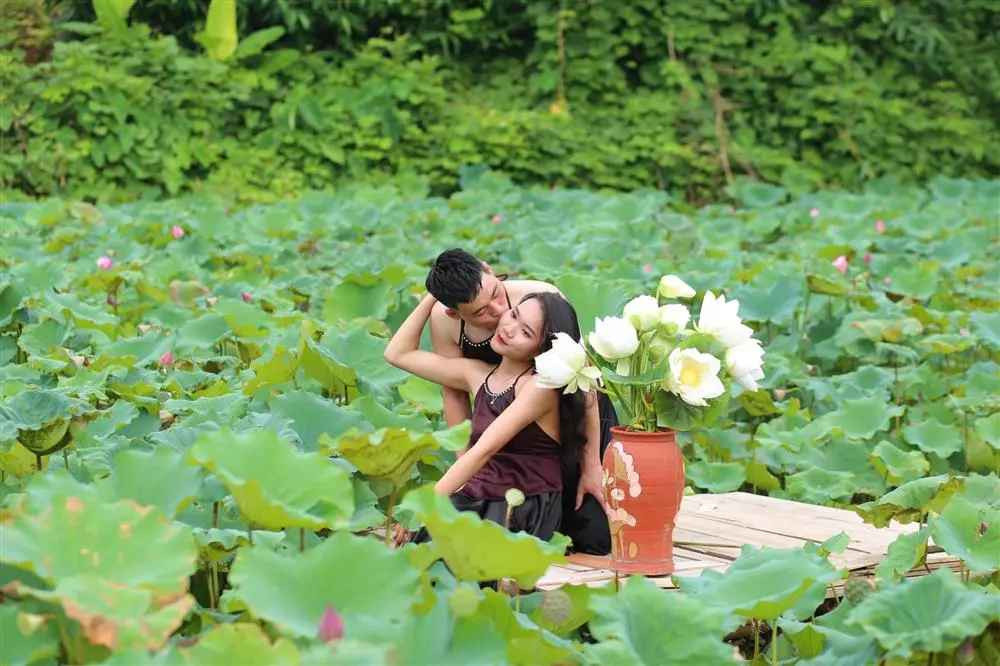 Cặp đôi tình tứ trao cho nhau nhiều cử chỉ ngọt ngào.