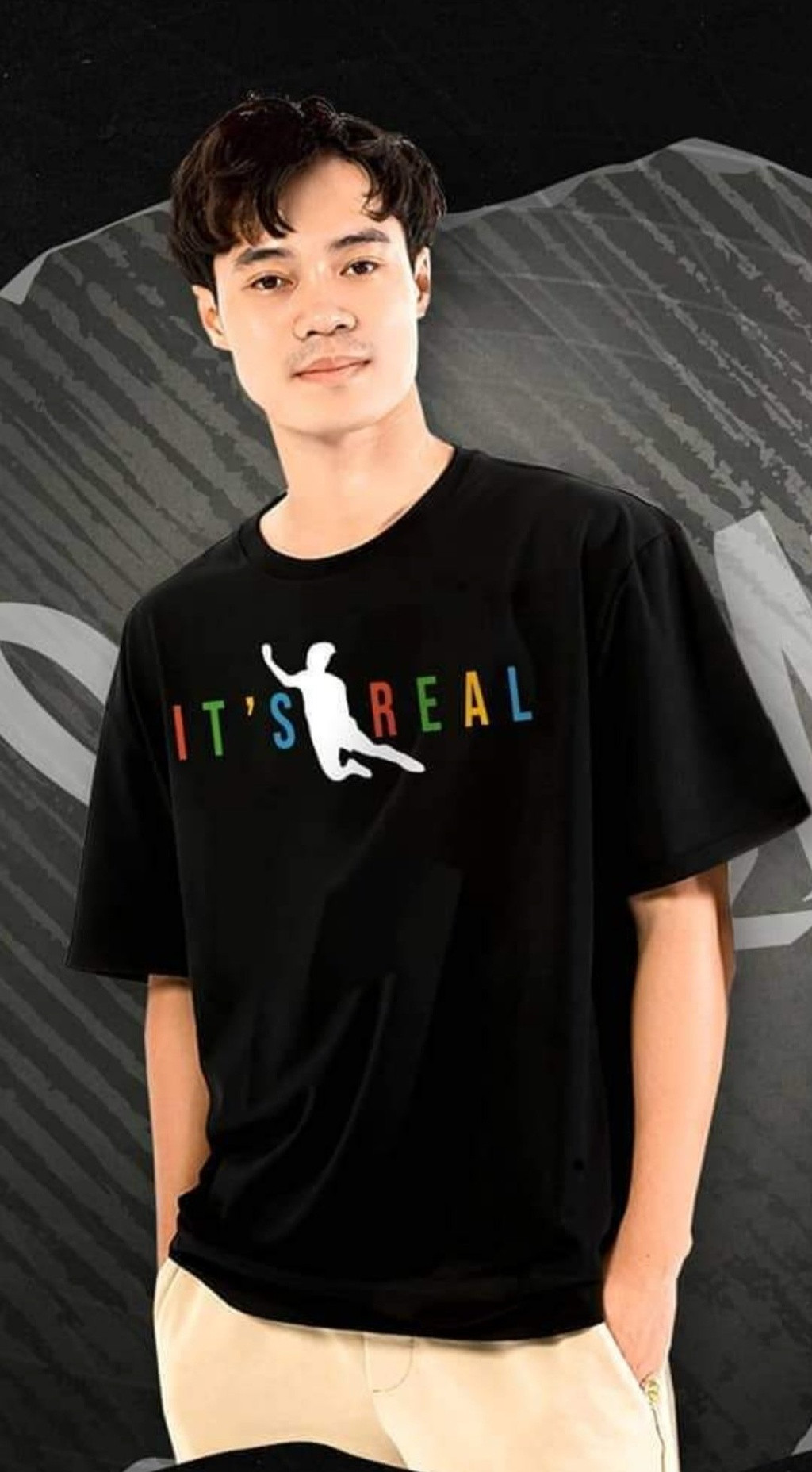 Lần gần nhất chính là dịp các cầu thủ kết thúc đợt cách ly kéo dài 3 tuần ở khu nhà giàu Quận 7, TP. Hồ Chí Minh. Văn Toàn diện nguyên cây đen, đeo kính râm làm thổn thức không ít trái tim của các fan girl.