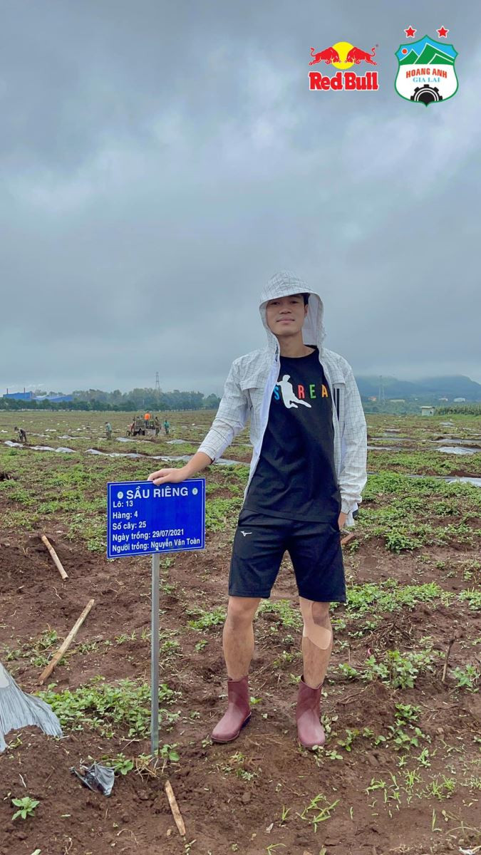 Hiện tại, Văn Toàn và các đồng đội của mình đang tập trung tại CLB HALG. Ngoài thời gian tập luyện trên sân cùng những người bạn, cầu thủ đội tuyển Việt Nam cũng như bao người khác "có làm thì mới có ăn".