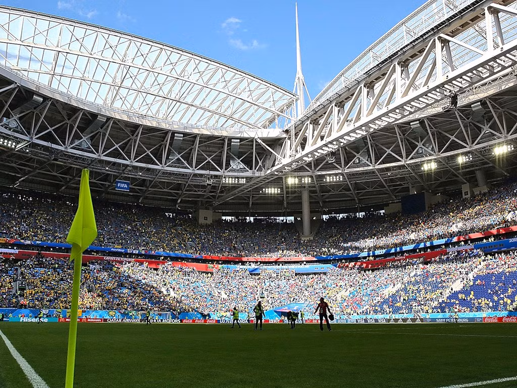 Krestovsky được xây dựng trên vị trí mà sân Kirov trước đây từng được xây trước khi bị phá bỏ. Sức chứa 56.196 chỗ ngồi đã được tăng lên 68.000 chỗ ngồi cho World Cup.